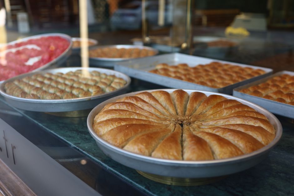 Knapperige baklava met siroop in herfstlicht.