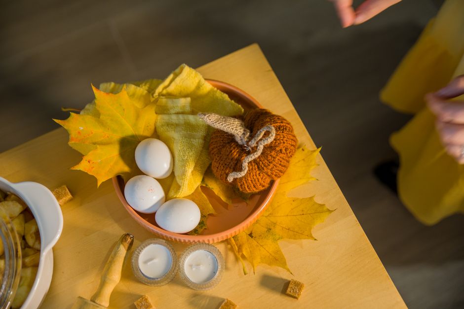 Mand vol kleurrijke herfstbladeren en dennenappels.